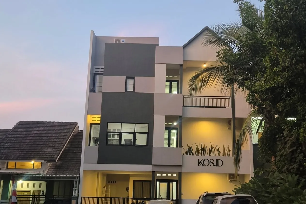 Gedung pertama KOS.ID di Graha Indah Paciran saat senja